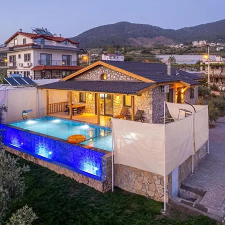 Beyza- Fethiye'de 2+1 Jakuzili Appartamento